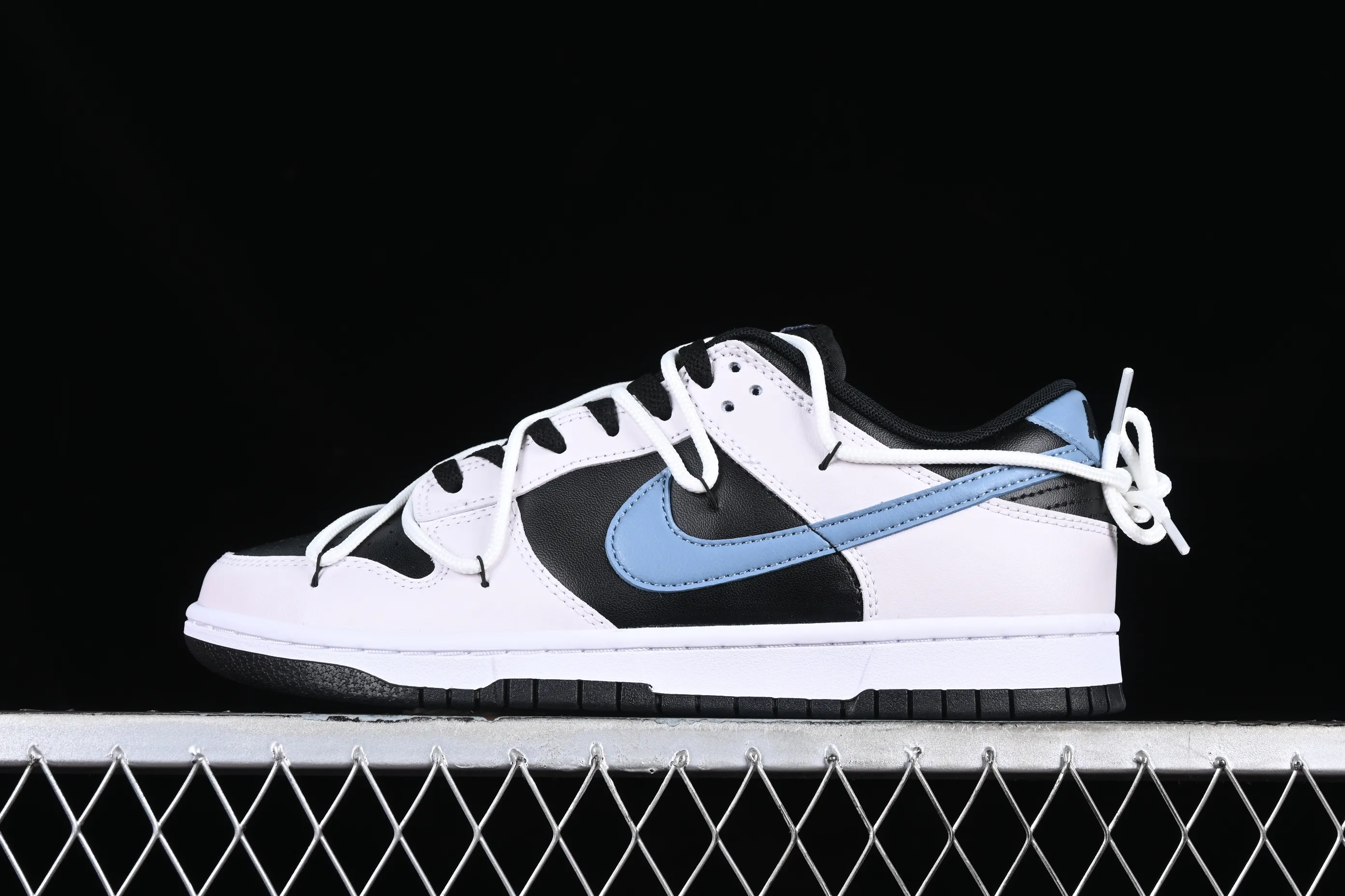 All Categories Nk SB Dunk Series Nk SB Dunk Low Low-top sneakers Nk Dunk Low Mysterious Dark Night Blue-Night Messenger SB strappy low-top casual sneakers DV0831-002